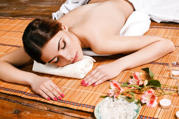 Belle jeune femme dans un salon spa