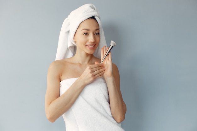 Belle jeune femme debout avec une brosse