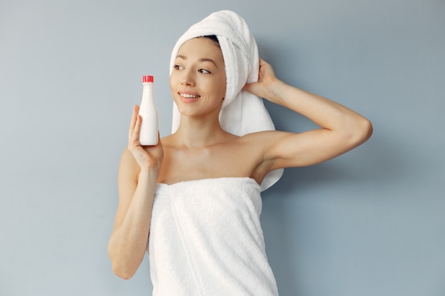 Belle jeune femme debout avec de la crème