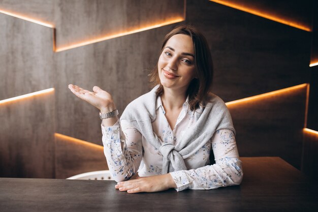 Belle jeune femme debout à la réception