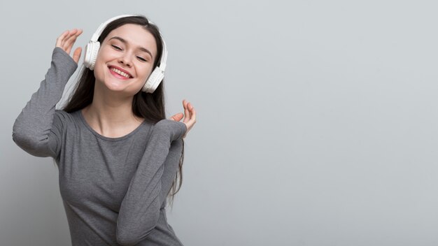 Belle jeune femme écoutant de la musique