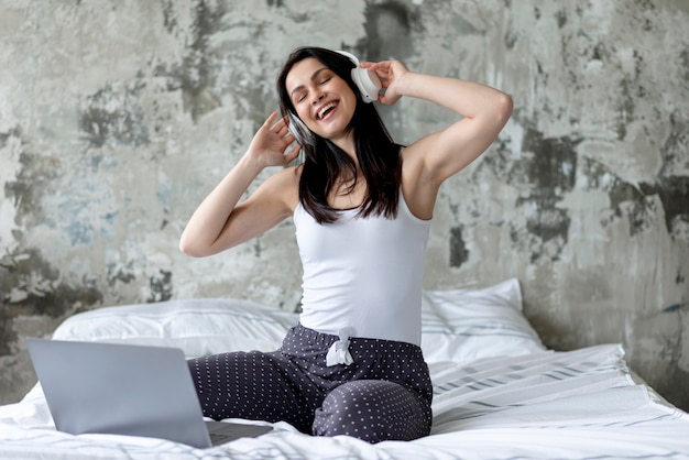 Belle jeune femme écoutant de la musique