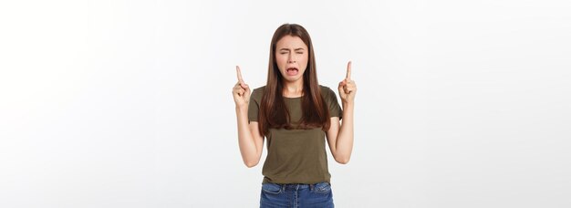 Belle jeune femme élégante sur fond isolé pointant la main et les doigts avec une expression triste