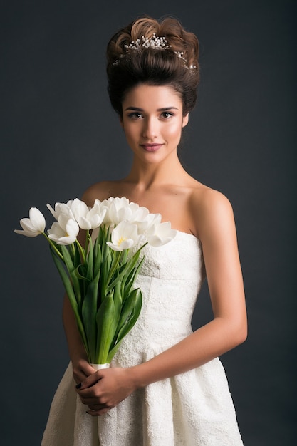 Belle jeune femme élégante en robe de mariée