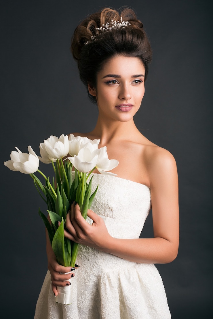 Photo gratuit belle jeune femme élégante en robe de mariée
