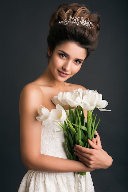 Belle jeune femme élégante en robe de mariée