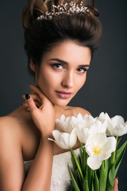 Belle jeune femme élégante en robe de mariée