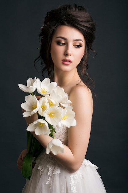 Belle jeune femme élégante en robe de mariée