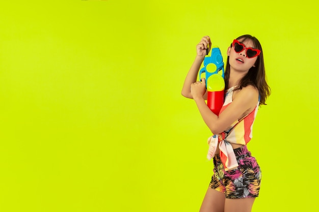 belle jeune femme d'été avec pistolet à eau, vacances songkran