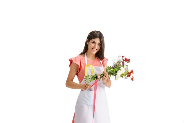 Belle jeune femme, fleuriste avec bouquet frais coloré isolé sur blanc studio