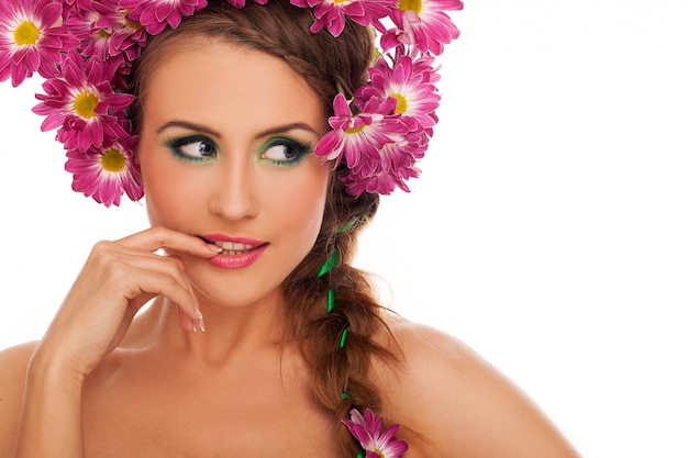 Belle jeune femme avec des fleurs dans les cheveux