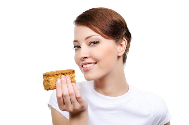 Belle jeune femme avec un gâteau appétissant - isolé sur blanc