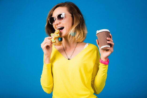 Belle jeune femme hipster, manger des cookies