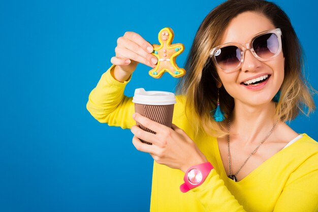 Belle jeune femme hipster, manger des cookies