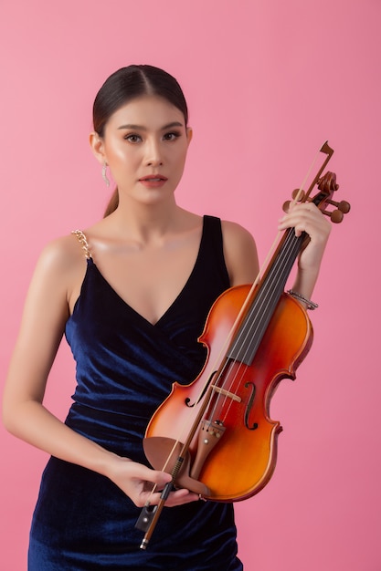 Belle Jeune Femme Jouant Du Violon