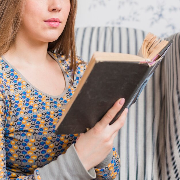 Belle jeune femme lisant le livre