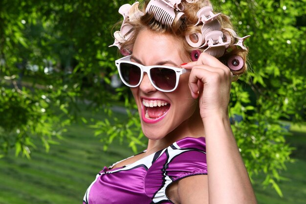 Photo gratuite belle jeune femme avec des lunettes de soleil