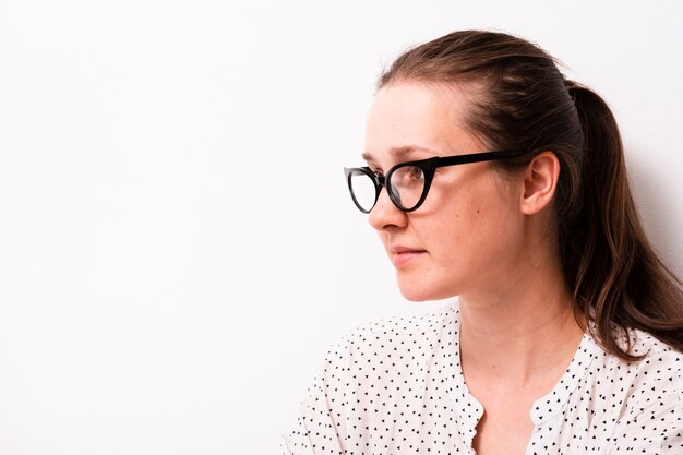 Belle jeune femme à lunettes