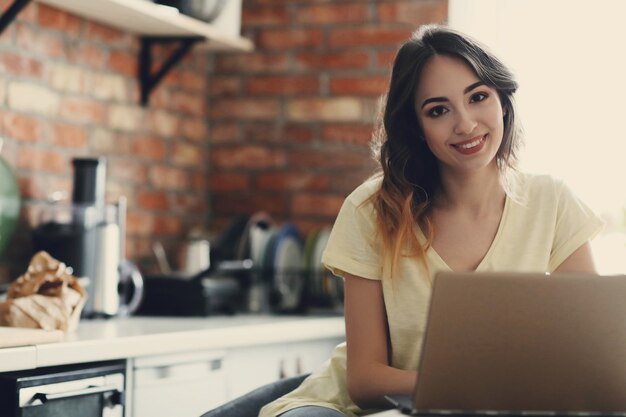 Belle jeune femme à la maison