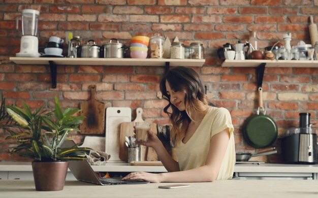 Belle jeune femme à la maison