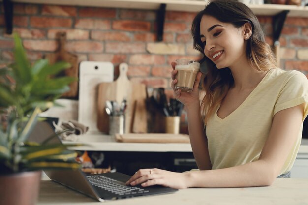 Belle jeune femme à la maison