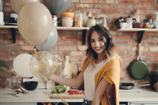 Photo gratuite belle jeune femme à la maison