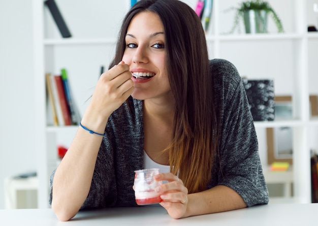 Belle Jeune Femme Mange Du Yaourt à La Maison.