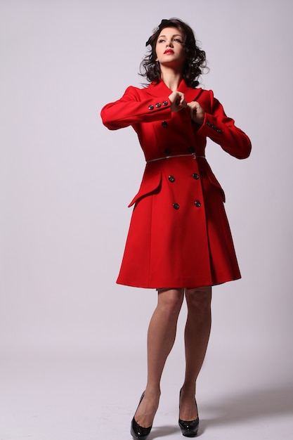 Belle jeune femme en manteau rouge