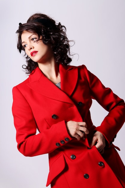 Belle jeune femme en manteau rouge