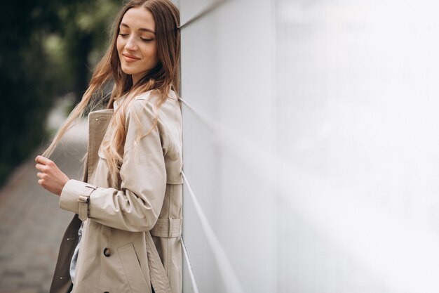 Belle jeune femme marchant dans un parc