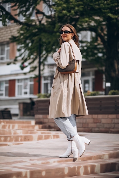 Belle jeune femme marchant dans la ville