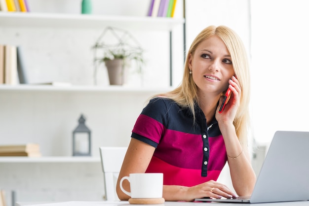 Belle jeune femme parlant sur téléphone mobile