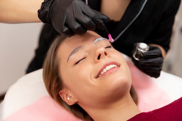 Belle jeune femme passant par un traitement de microblading