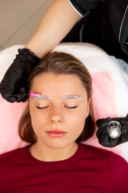 Belle jeune femme passant par un traitement de microblading