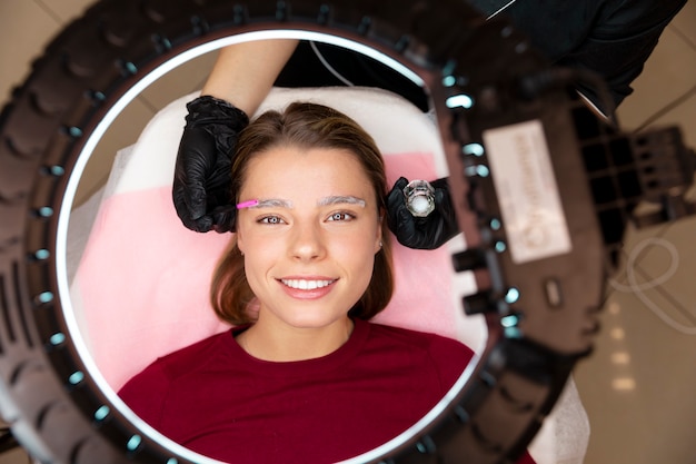 Photo gratuite belle jeune femme passant par un traitement de microblading