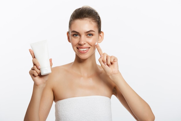 Belle jeune femme avec une peau propre et fraîche regarder loin fille beauté soins du visage soins du visage cosmeto