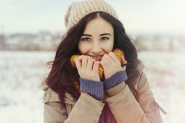 Belle jeune femme en plein air en hiver