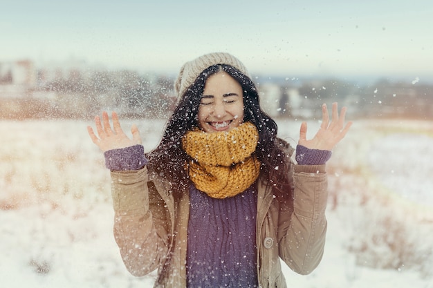 Belle jeune femme en plein air en hiver