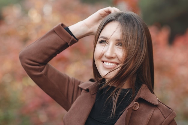 Photo gratuite belle jeune femme en plein air