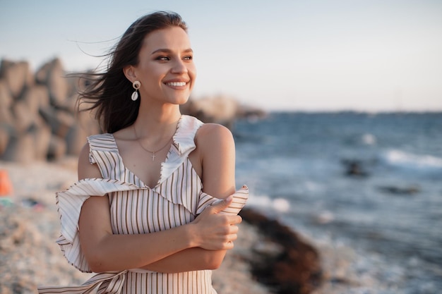 Belle jeune femme en plein air