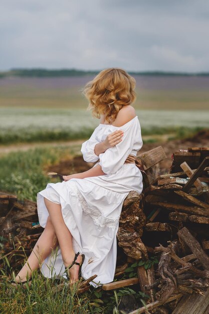 Belle jeune femme en plein air