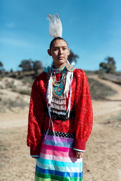 Belle jeune femme portant un costume amérindien