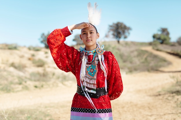 Photo gratuite belle jeune femme portant un costume amérindien