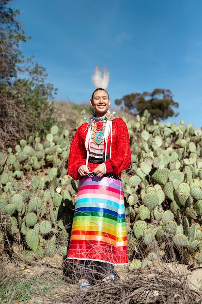 Belle jeune femme portant un costume amérindien