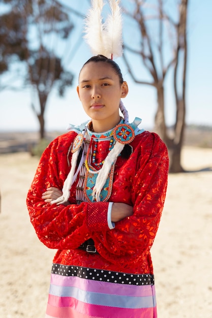 Belle jeune femme portant un costume amérindien