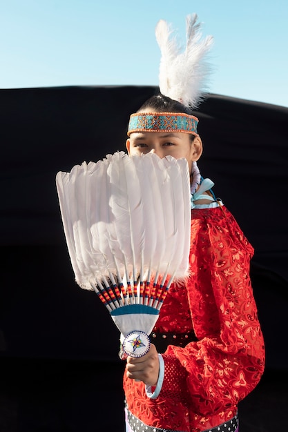 Belle jeune femme portant un costume amérindien