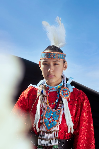 Photo gratuite belle jeune femme portant un costume amérindien