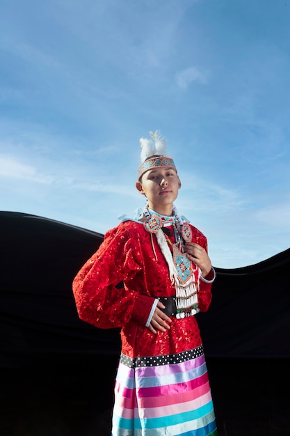 Belle jeune femme portant un costume amérindien