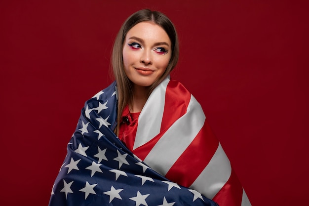 Une belle jeune femme portant un maquillage professionnel