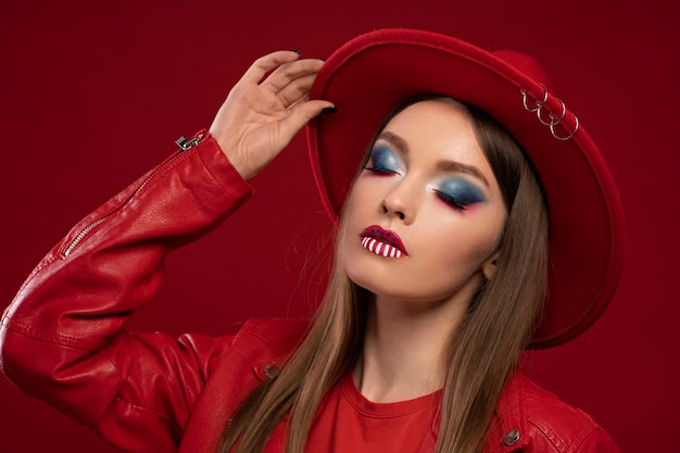 Photo gratuite une belle jeune femme portant un maquillage professionnel